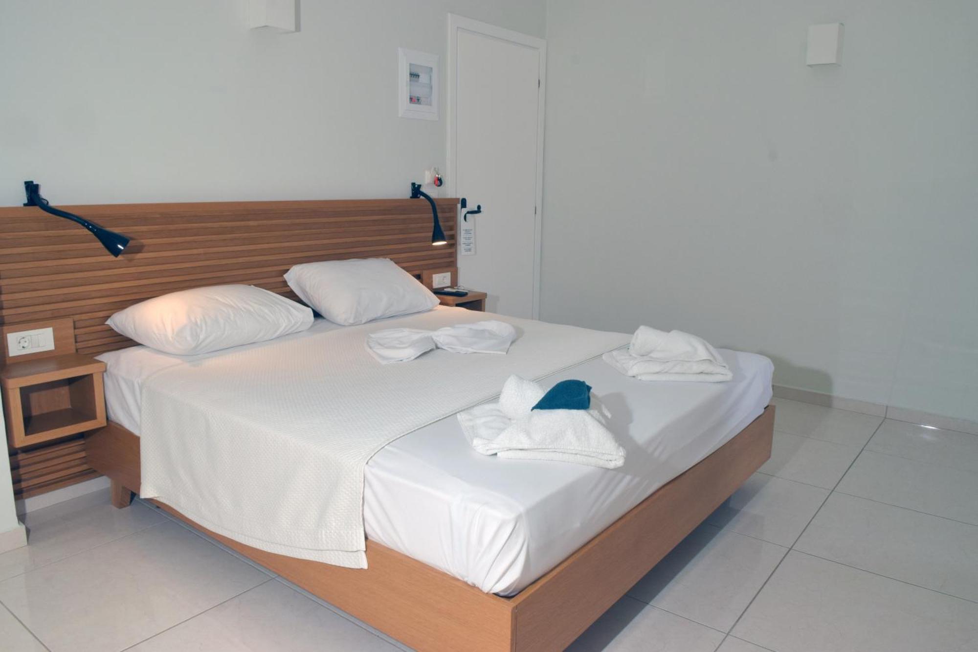 Mithos Premium Rooms Agia Marina Eksteriør bilde