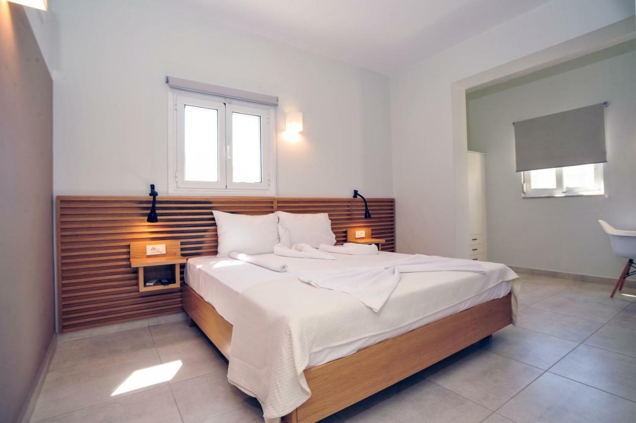 Mithos Premium Rooms Agia Marina Eksteriør bilde